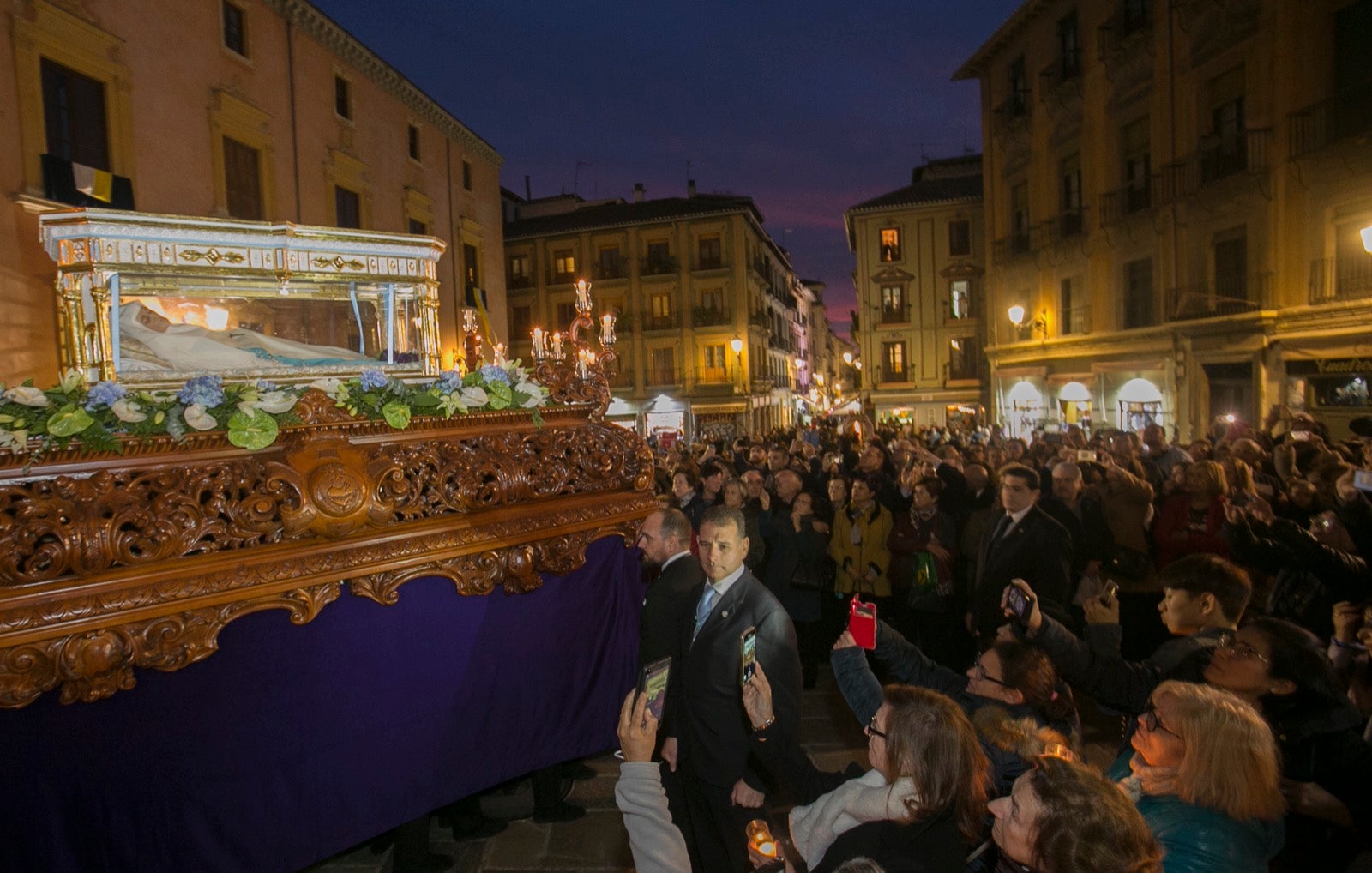 Los momentos de la procesión de la religiosa granadina por las calles de la ciudad. 