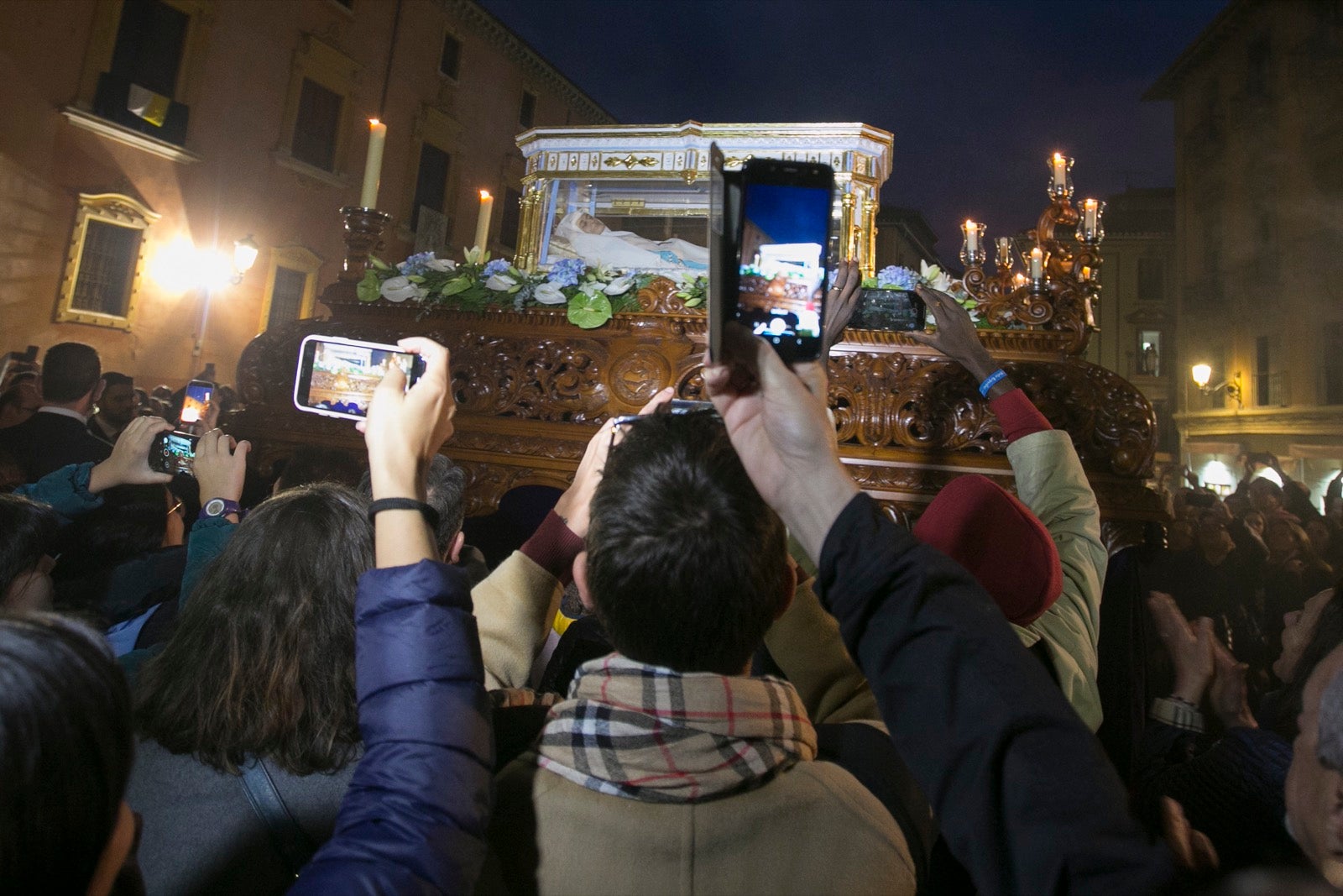 Los momentos de la procesión de la religiosa granadina por las calles de la ciudad. 