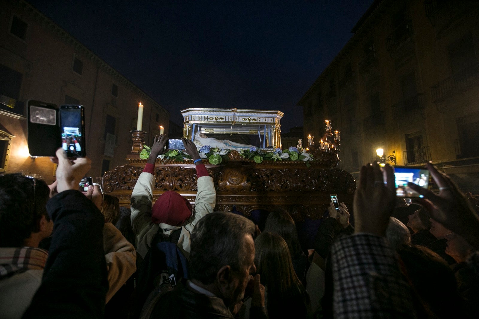 Los momentos de la procesión de la religiosa granadina por las calles de la ciudad. 