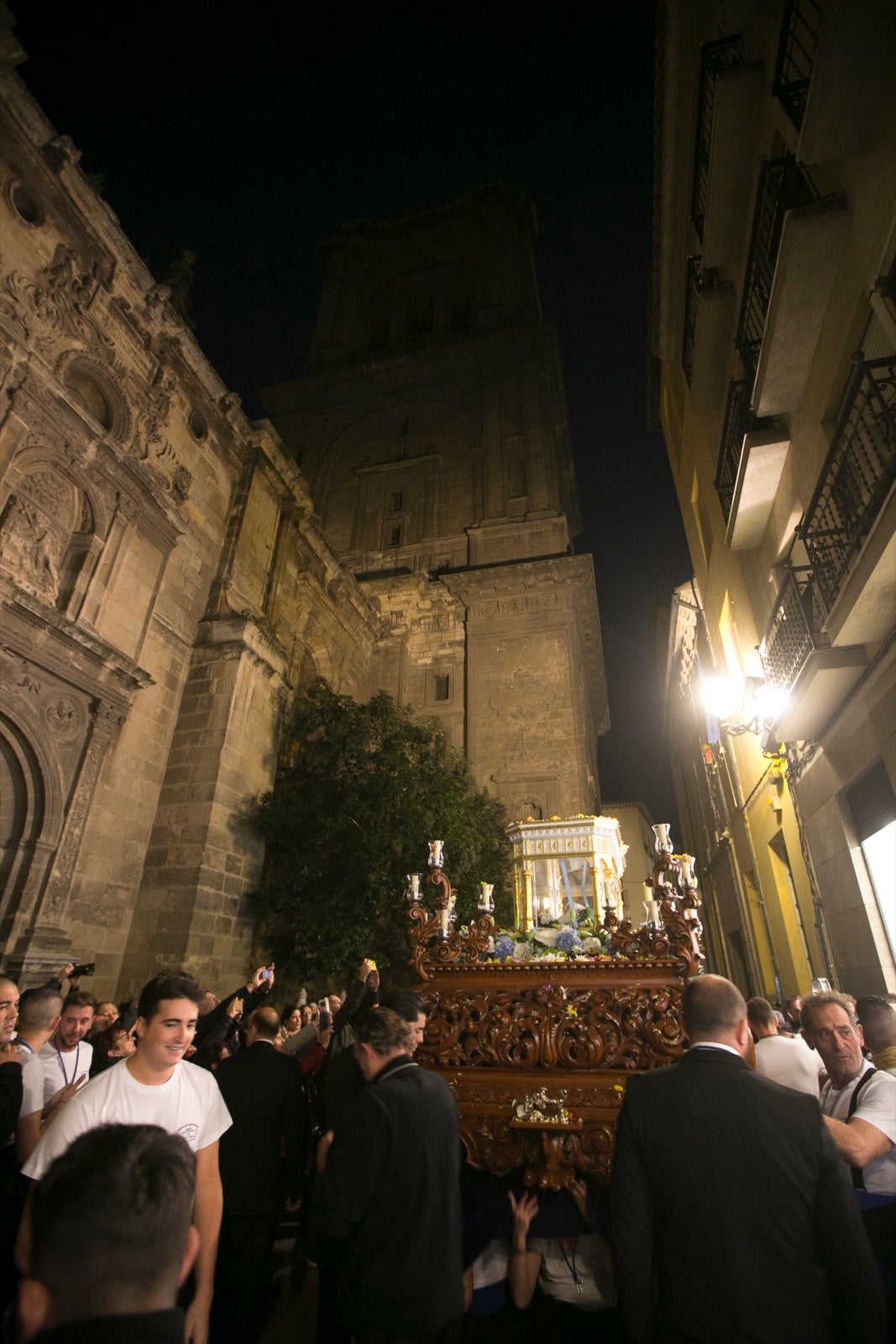 Los momentos de la procesión de la religiosa granadina por las calles de la ciudad. 