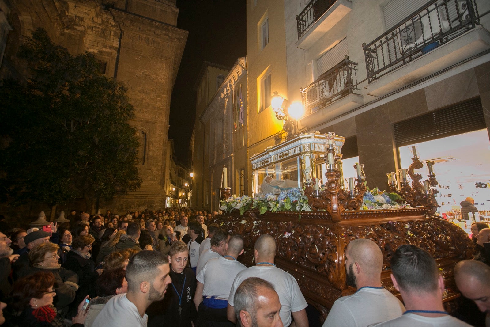 Los momentos de la procesión de la religiosa granadina por las calles de la ciudad. 