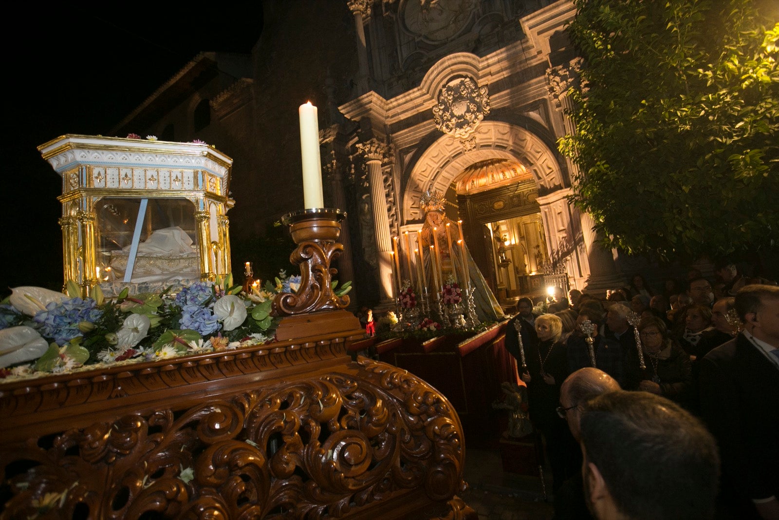 Los momentos de la procesión de la religiosa granadina por las calles de la ciudad. 