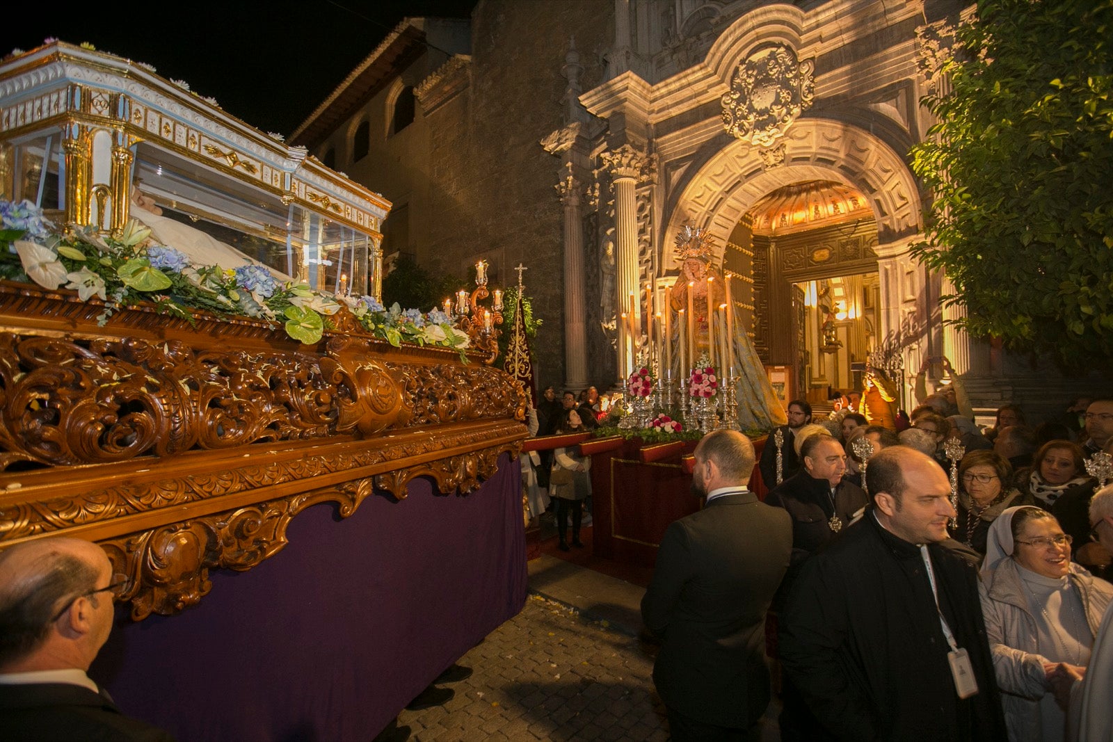 Los momentos de la procesión de la religiosa granadina por las calles de la ciudad. 