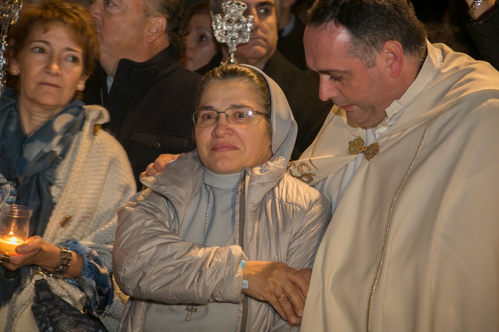 Los momentos de la procesión de la religiosa granadina por las calles de la ciudad. 