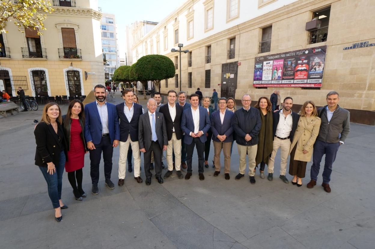 Candidatos al Congreso y el Senado del PP por Almería, en la capital junto a compañeros de partido.