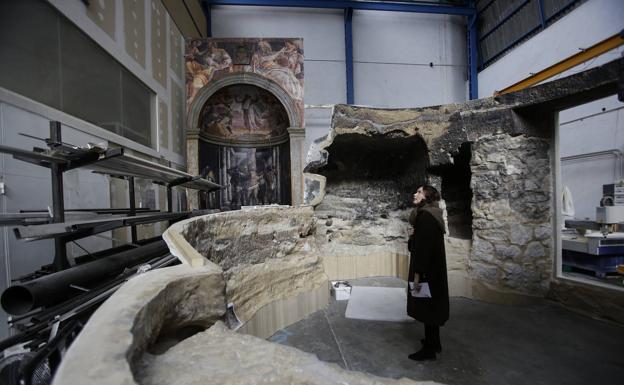 Reproducción de una parte de la cueva de Risco Caído, declarada Patrimonio Mundial de la Humanidad. En esa misma estancia, se puede observar al fondo una copia de la Capilla Borgherini.