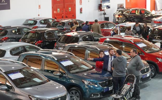 Imagen. Coches para todos los gustos a precios asequibles en la Feria del Motor de Granada. 