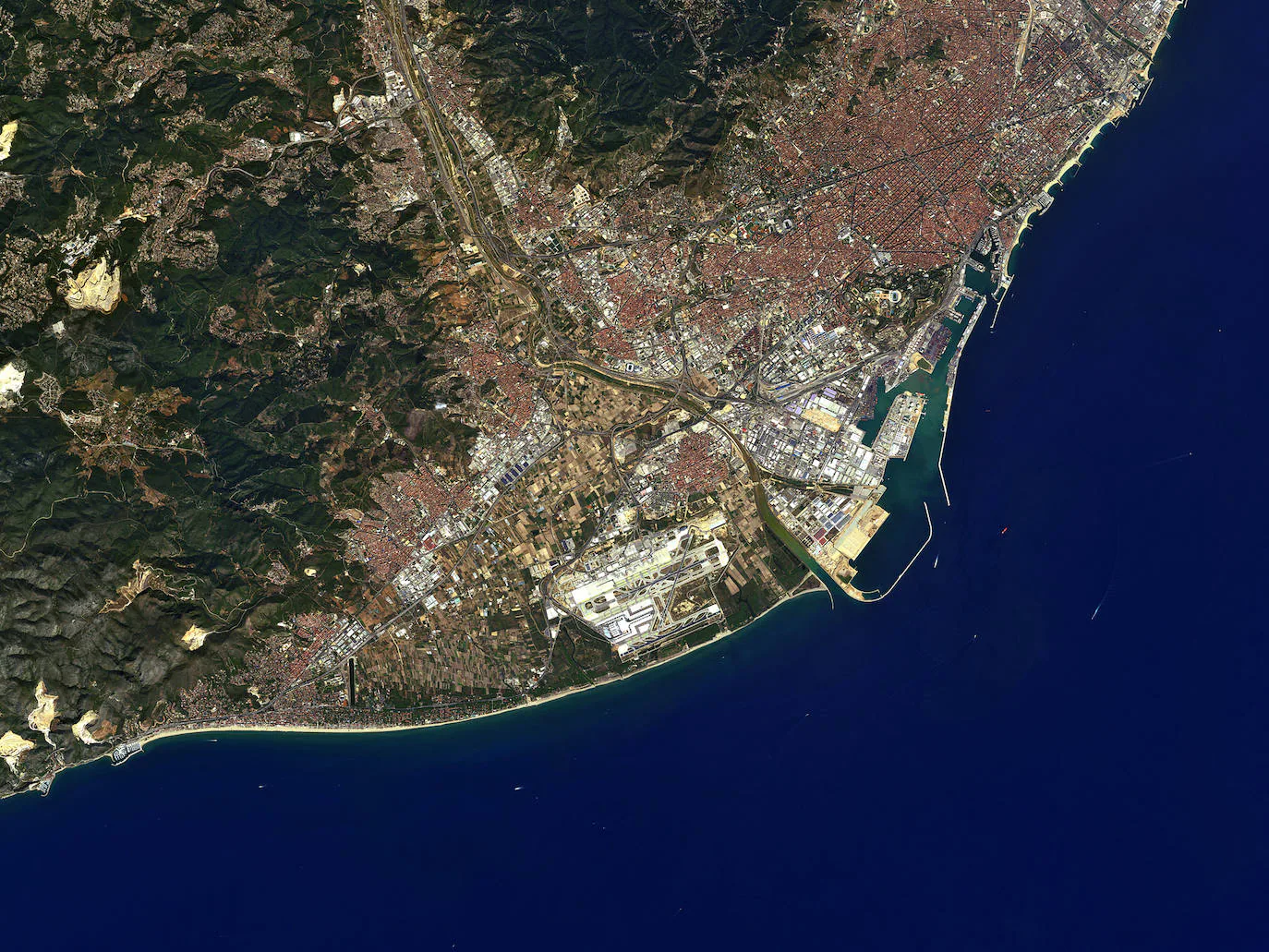 1. Barcelona: imagen tomada en 2010 por el satélite japonés ALOS.