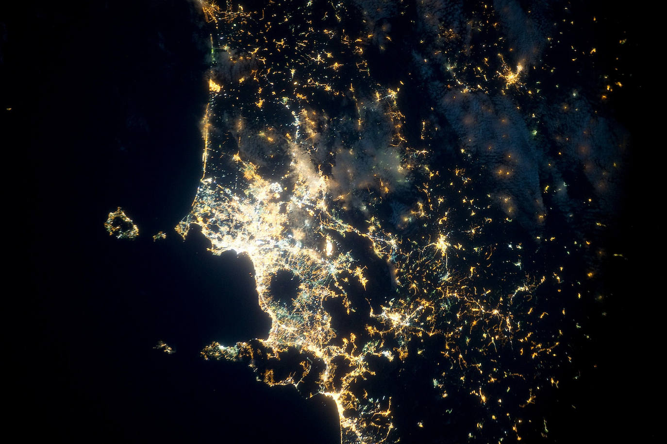 6. Nápoles: imagen tomada desde la Estación Espacial. El círculo sin luces situado cerca de la costa es el Monte Vesubio.
