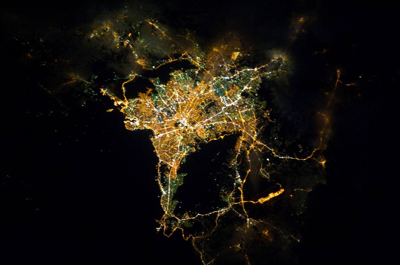 10. Atenas: imagen tomada por el astronauta Paolo Nespoli desde la Estación Espacial Internacional en 2011.