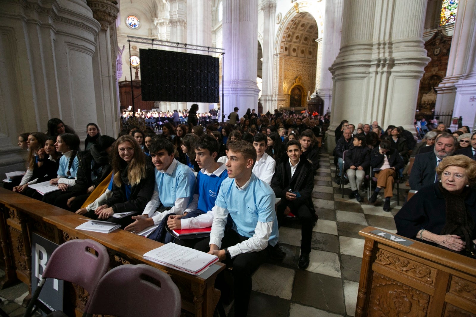 Los mejores momentos y el ambiente de lo vivido en la catedral de Granada este sábado.