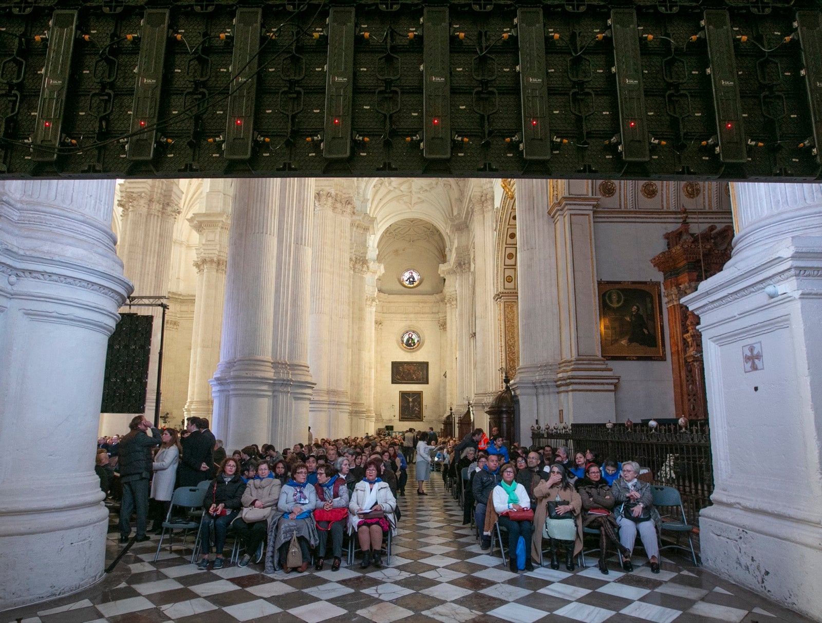 Los mejores momentos y el ambiente de lo vivido en la catedral de Granada este sábado.