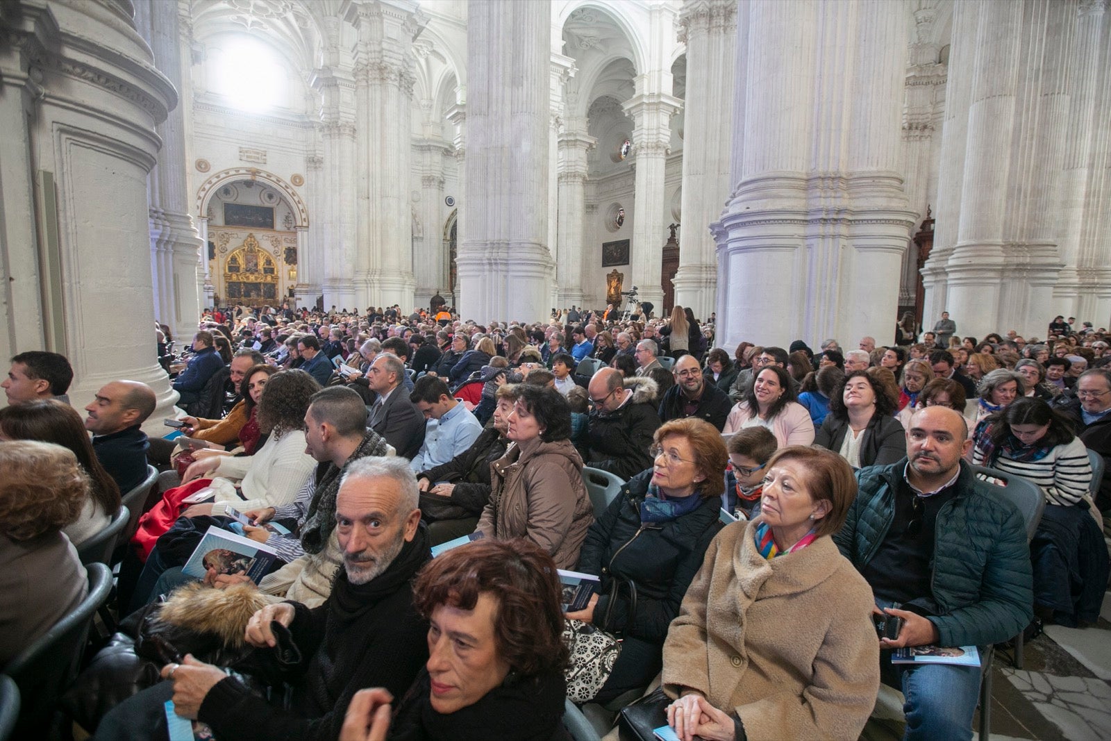 Los mejores momentos y el ambiente de lo vivido en la catedral de Granada este sábado.