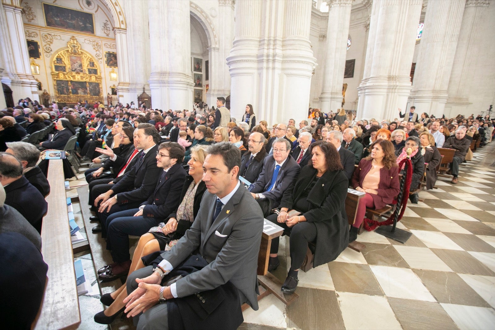 Los mejores momentos y el ambiente de lo vivido en la catedral de Granada este sábado.