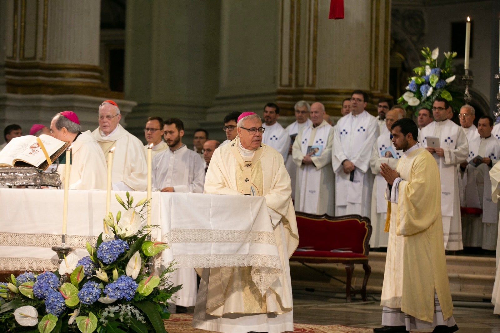 Los mejores momentos y el ambiente de lo vivido en la catedral de Granada este sábado.