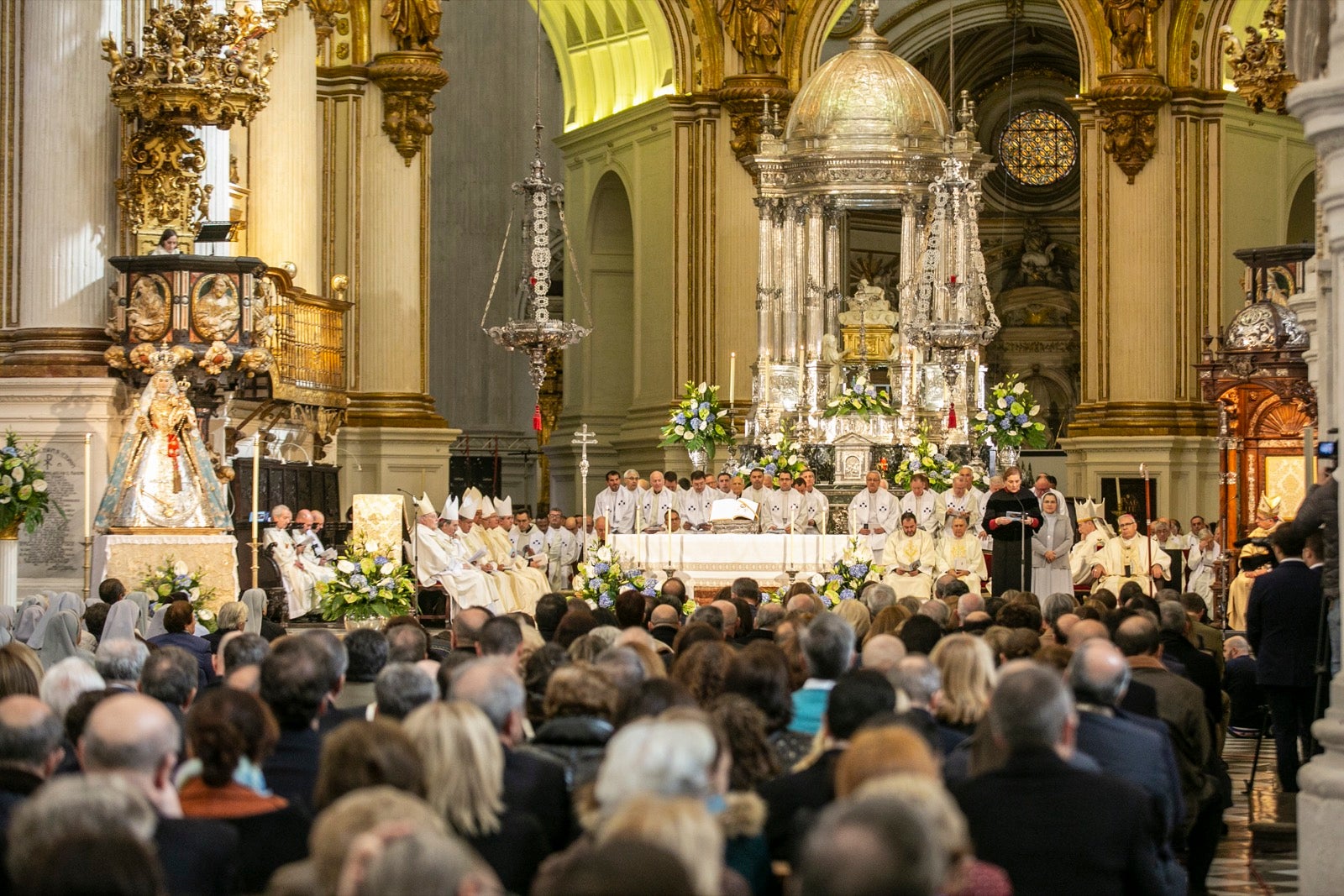 Los mejores momentos y el ambiente de lo vivido en la catedral de Granada este sábado.