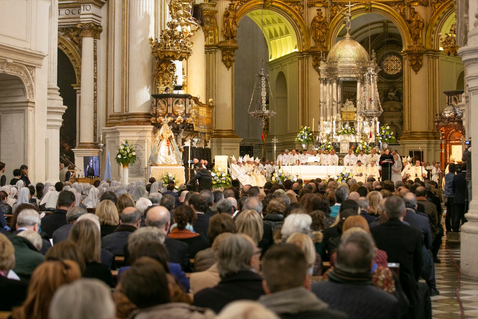 Los mejores momentos y el ambiente de lo vivido en la catedral de Granada este sábado.