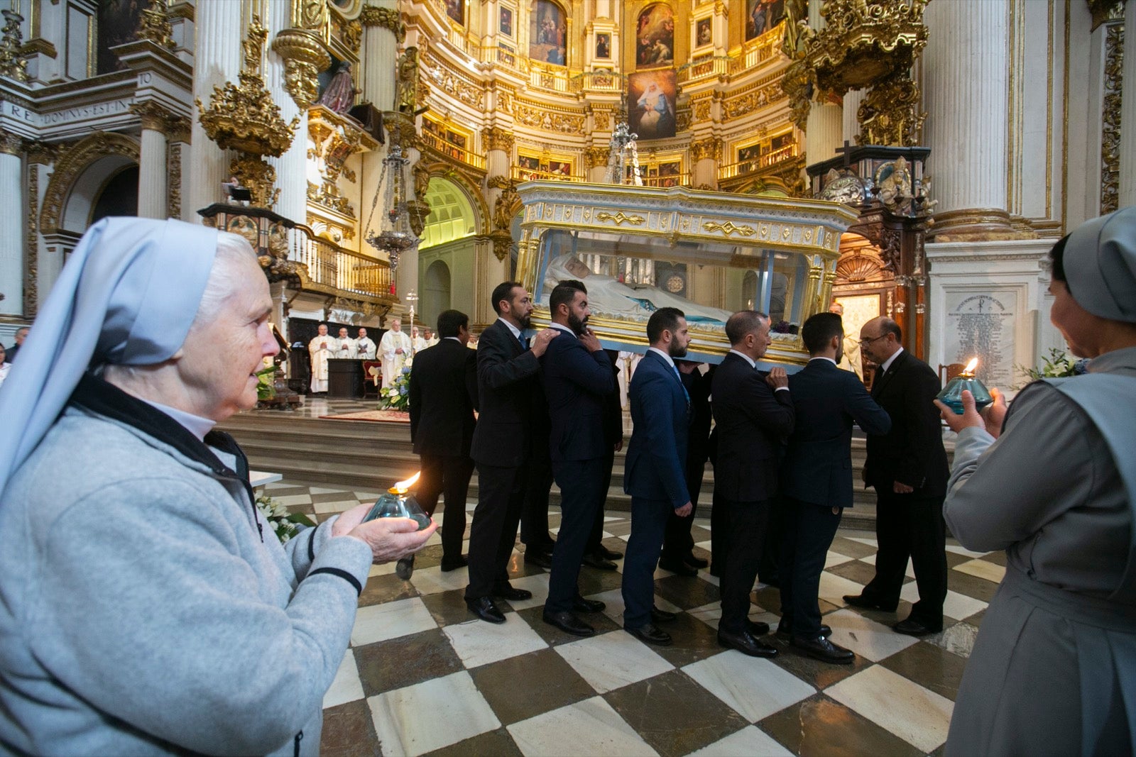 Los mejores momentos y el ambiente de lo vivido en la catedral de Granada este sábado.