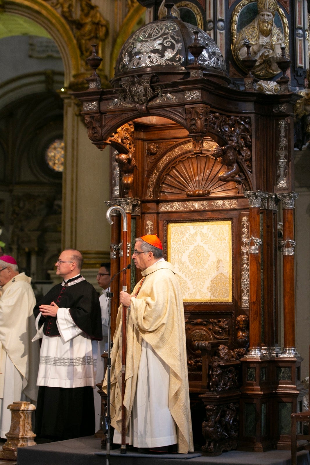 Los mejores momentos y el ambiente de lo vivido en la catedral de Granada este sábado.