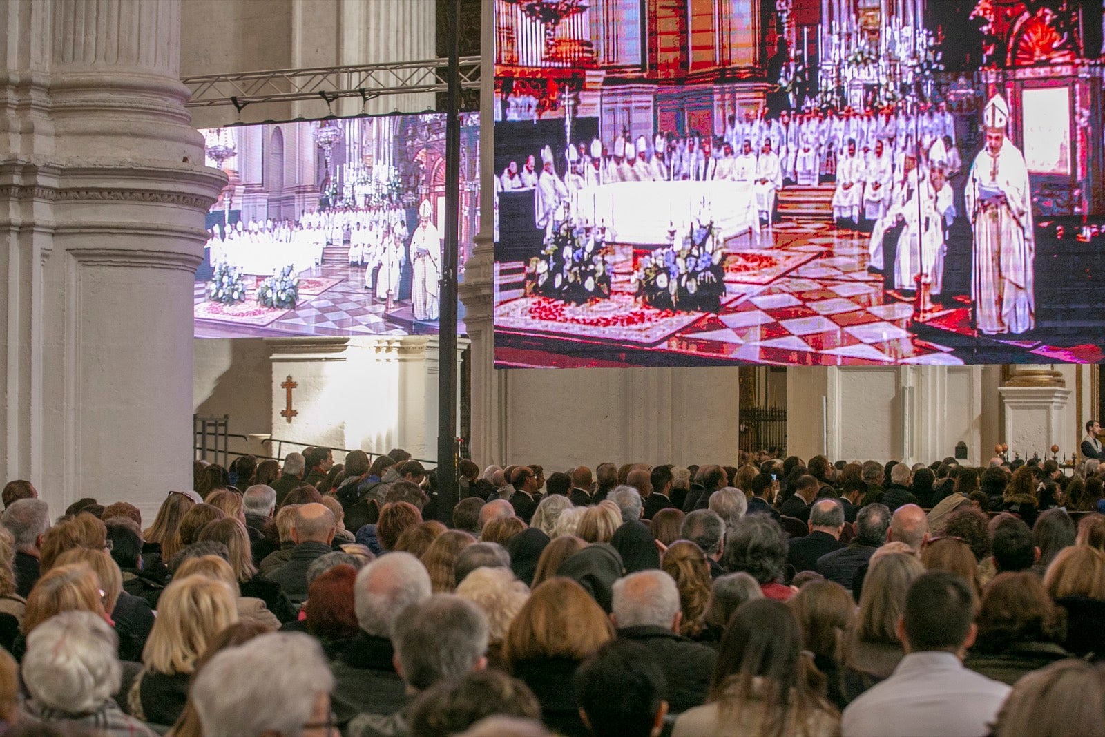 Los mejores momentos y el ambiente de lo vivido en la catedral de Granada este sábado.