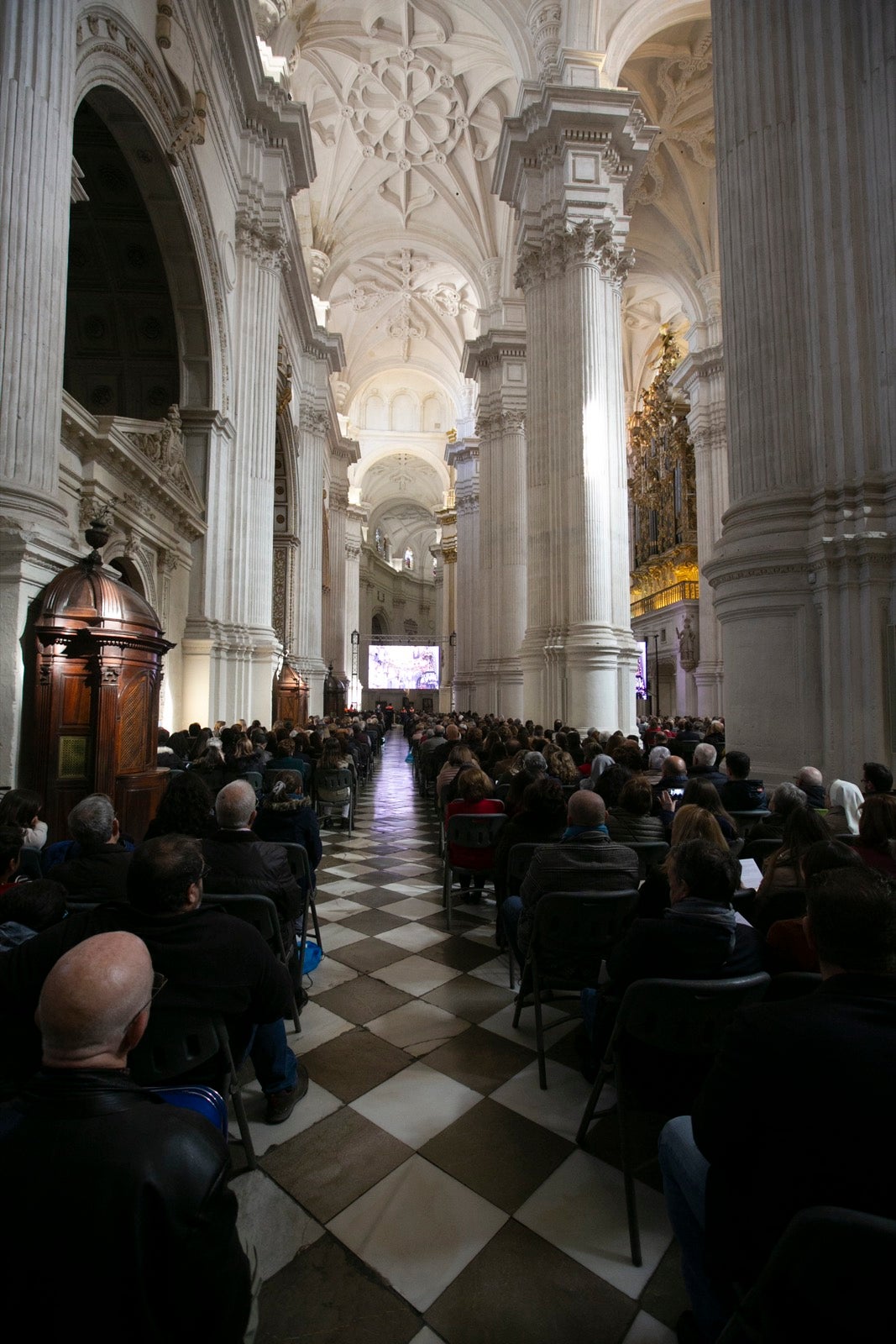 Los mejores momentos y el ambiente de lo vivido en la catedral de Granada este sábado.