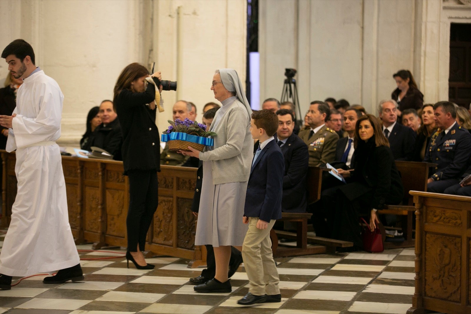 Los mejores momentos y el ambiente de lo vivido en la catedral de Granada este sábado.