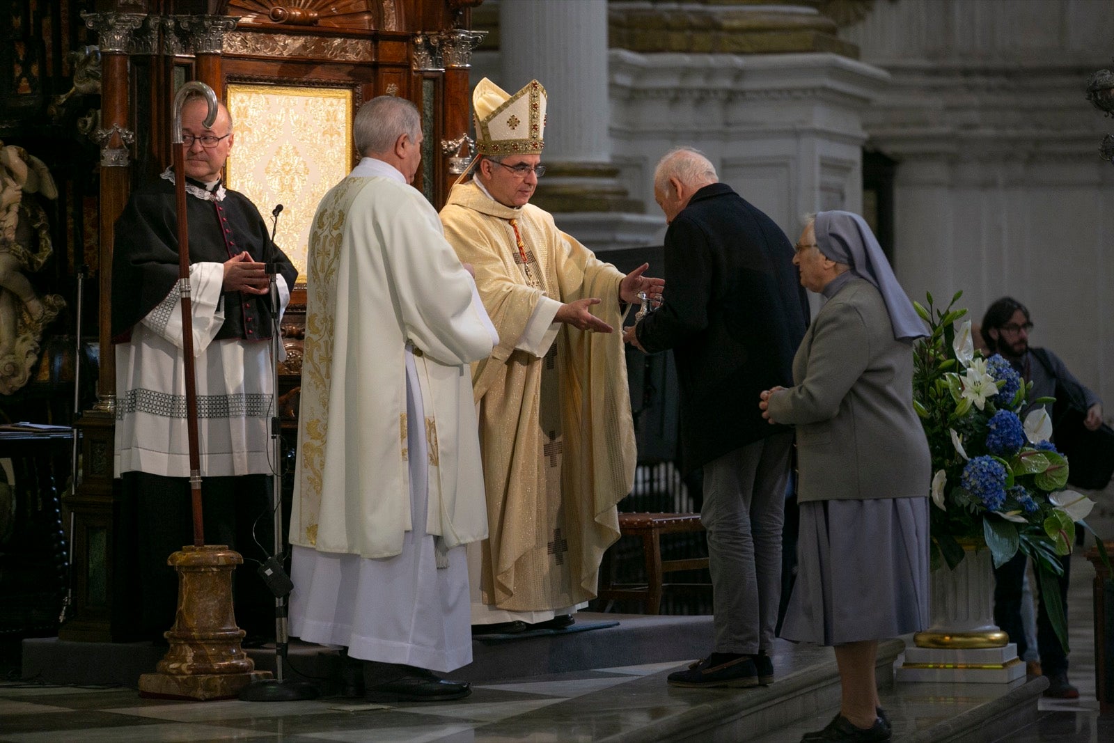 Los mejores momentos y el ambiente de lo vivido en la catedral de Granada este sábado.