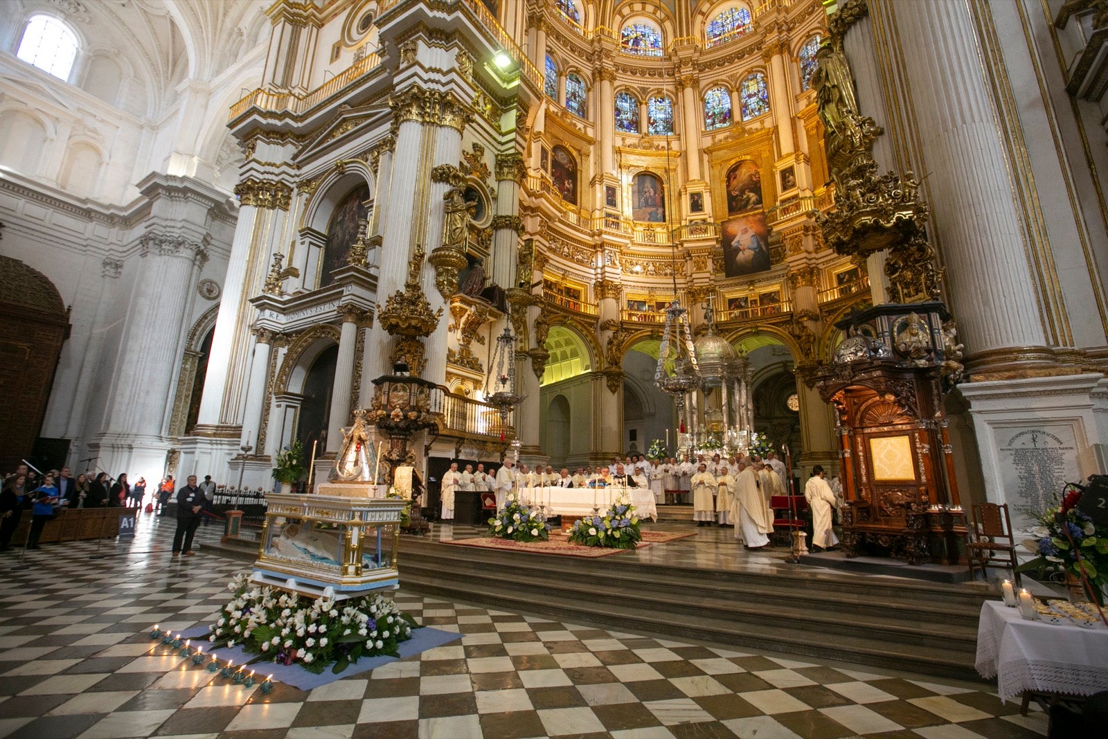 Los mejores momentos y el ambiente de lo vivido en la catedral de Granada este sábado.