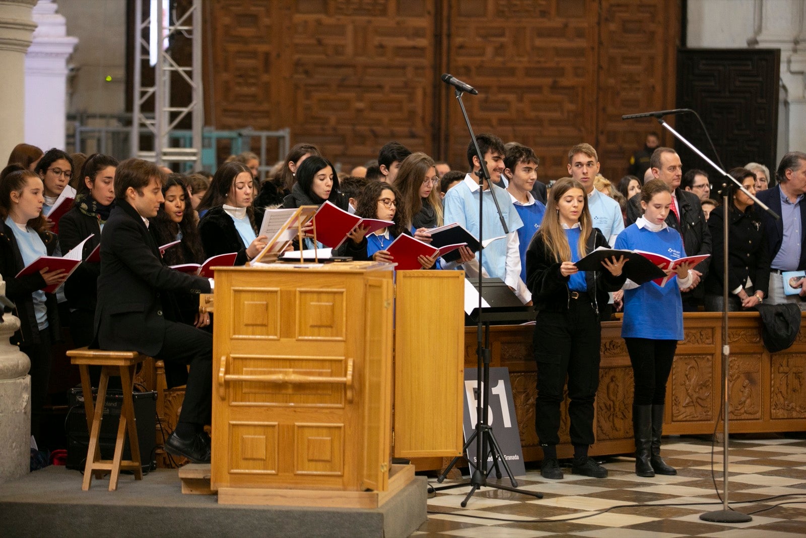 Los mejores momentos y el ambiente de lo vivido en la catedral de Granada este sábado.