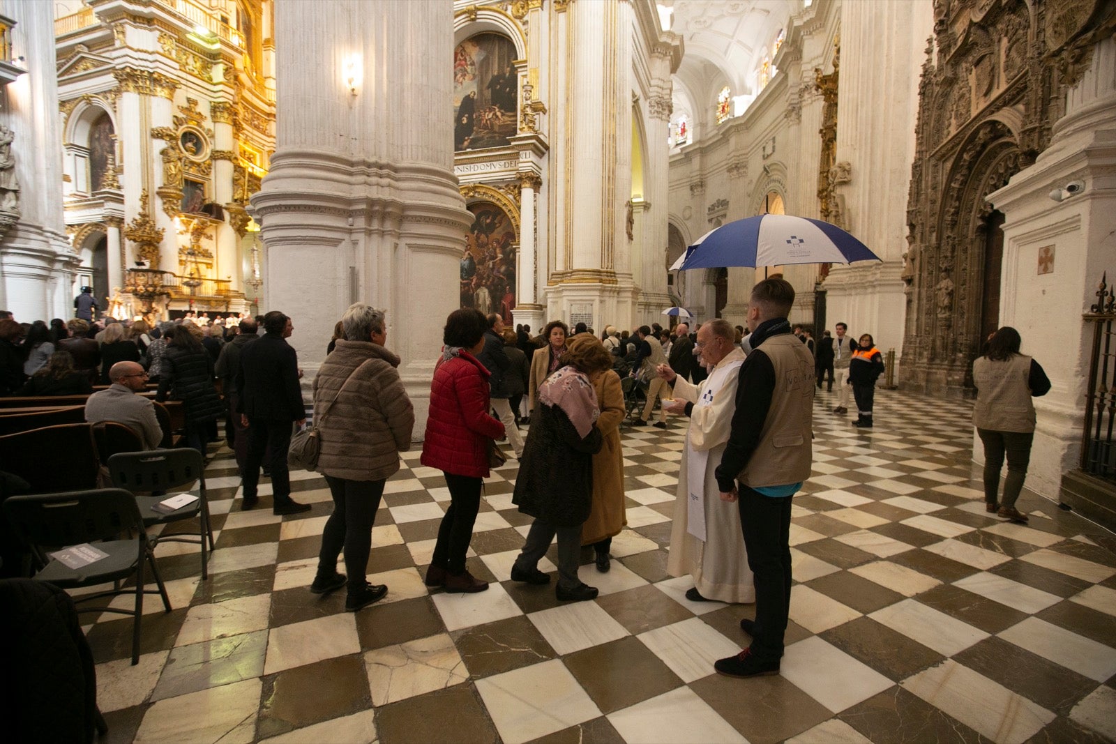 Los mejores momentos y el ambiente de lo vivido en la catedral de Granada este sábado.