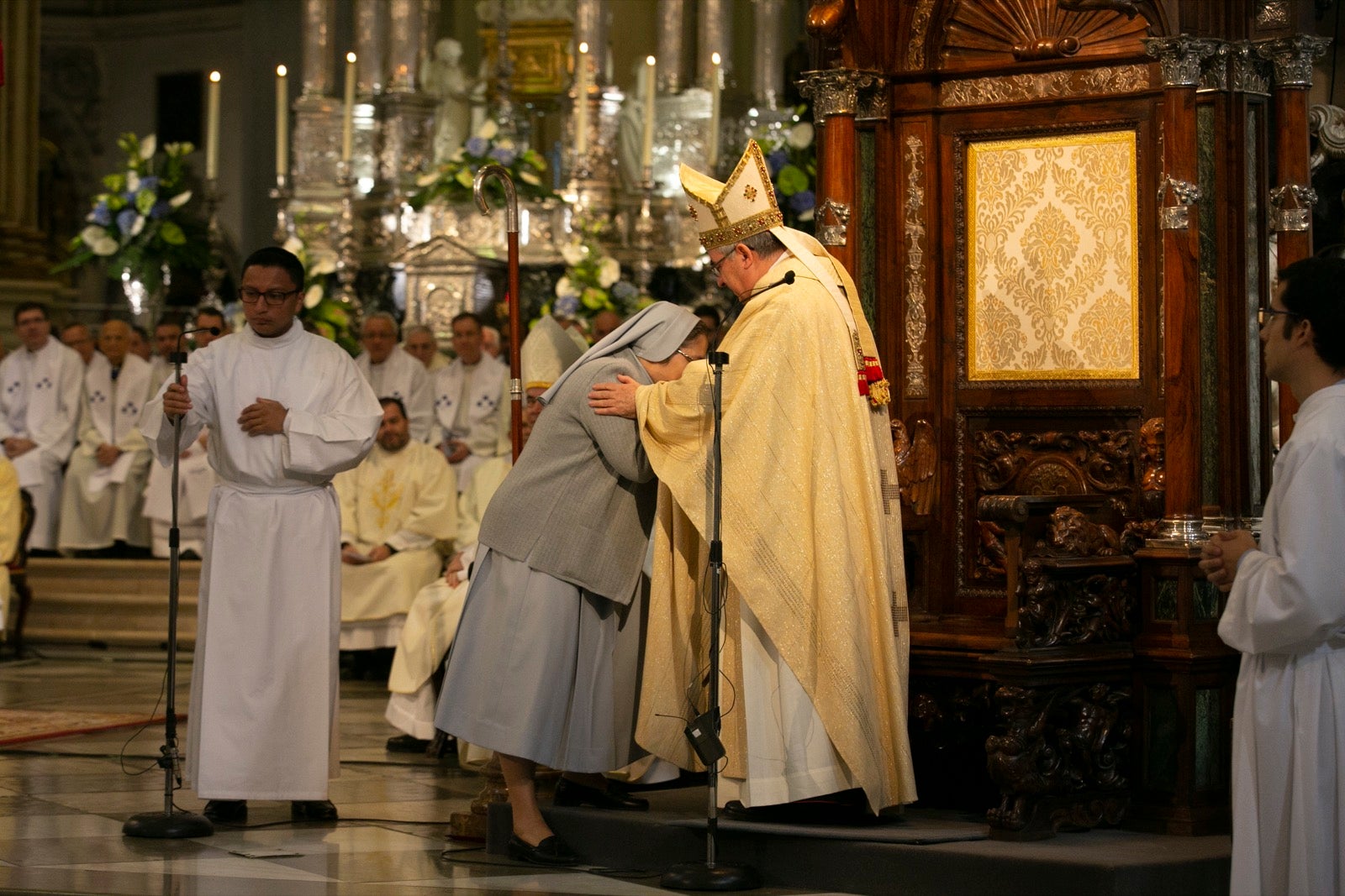 Los mejores momentos y el ambiente de lo vivido en la catedral de Granada este sábado.