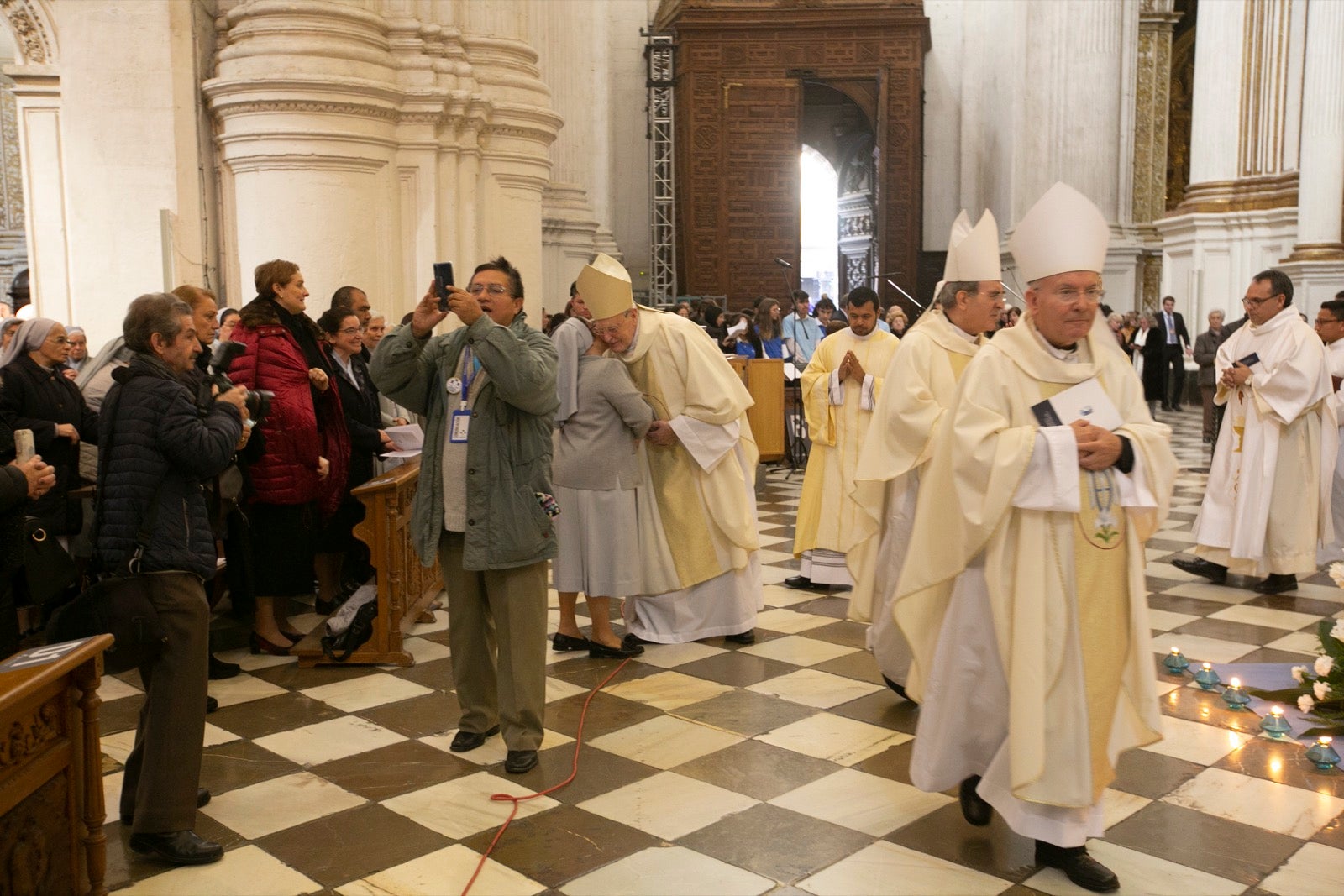 Los mejores momentos y el ambiente de lo vivido en la catedral de Granada este sábado.