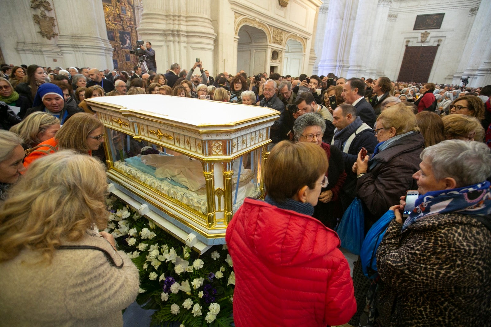 Los mejores momentos y el ambiente de lo vivido en la catedral de Granada este sábado.