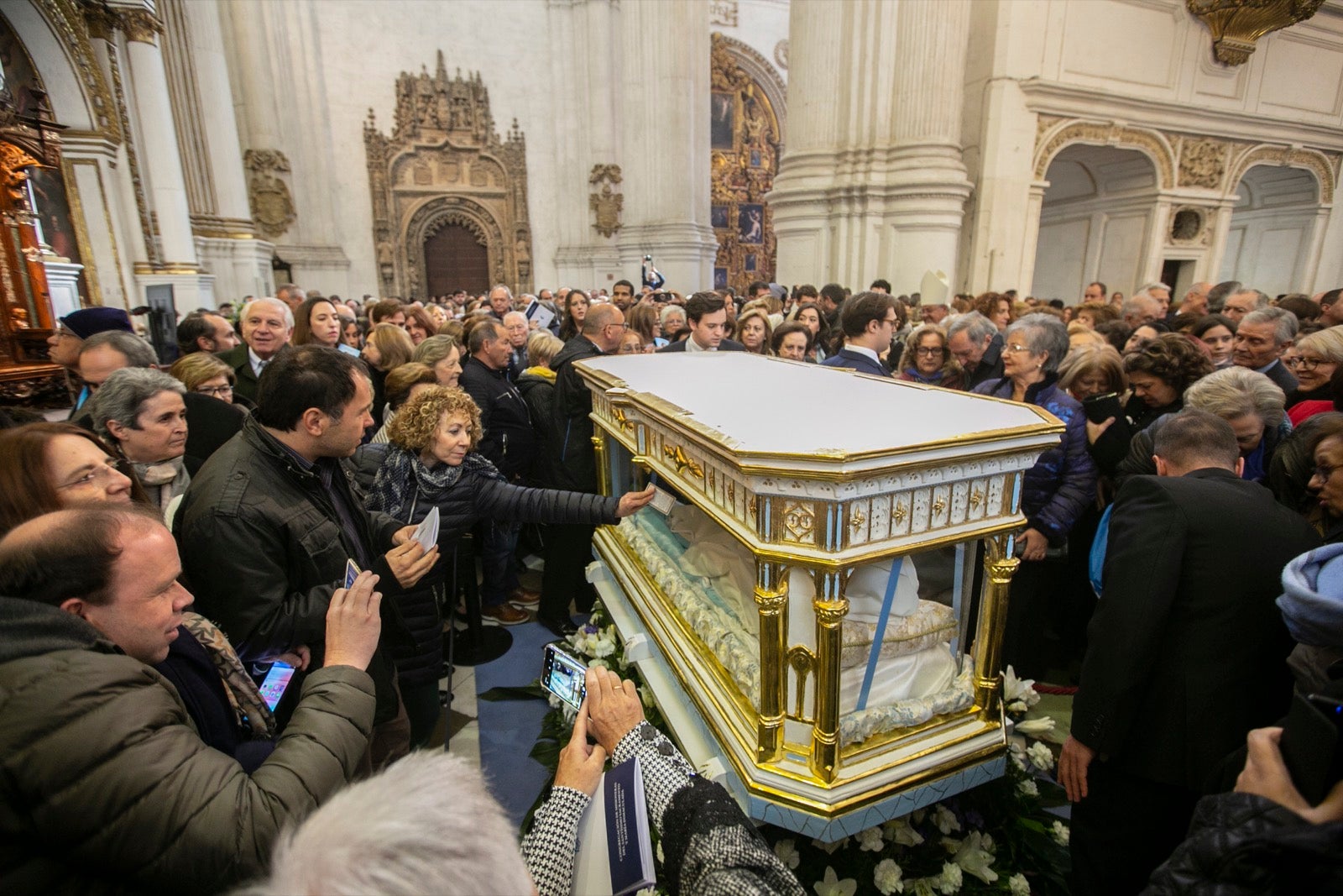 Los mejores momentos y el ambiente de lo vivido en la catedral de Granada este sábado.