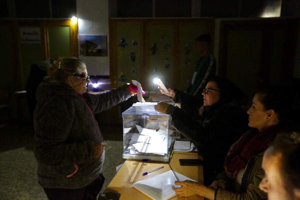 Apagón en el IES La Paz de la capital a últimas horas de la jornada electoral.