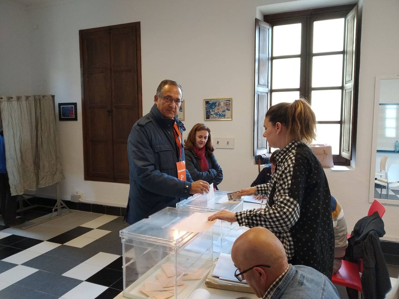 Los aspirantes a ocupar los escaños de Almería en el Congreso de los Diputados y el Senado esperan que las urnas se llenen hoy y se logre la ansiada «estabilidad» en el Gobierno