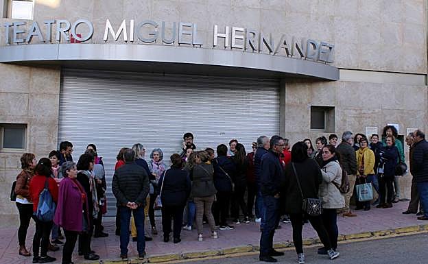 Cola a las puertas del teatro Miguel Hernández, a la espera de que abran las taquillas. 