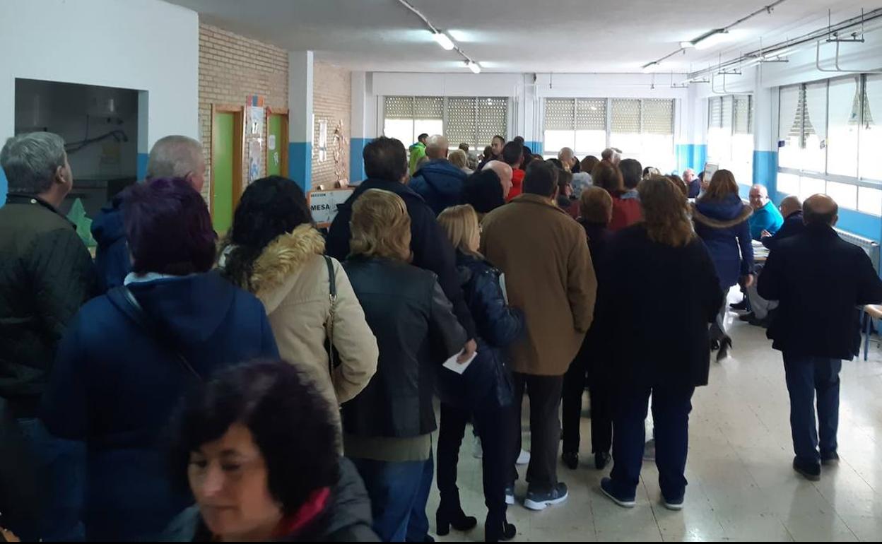 Cola para votar en el colegio San José de Calasanz, en el Polígono del Valle de Jaén. 