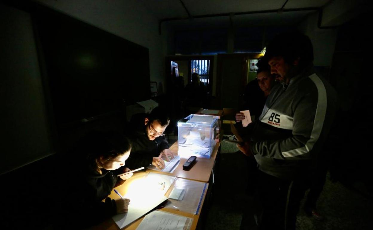 Apagón en el IES La Paz, donde han tenido que seguir las votaciones con las luces de los móviles.