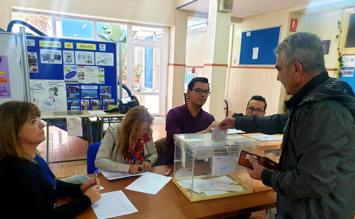 Un vecino de Adra ejerciendo su derecho al voto en esta jornada electoral.