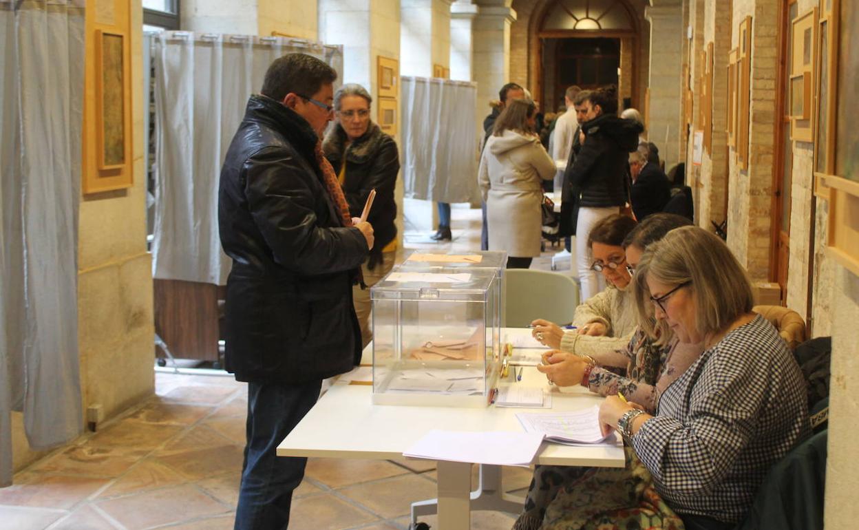 Mesa electoral situada en el interior del Palacio Provincial. 