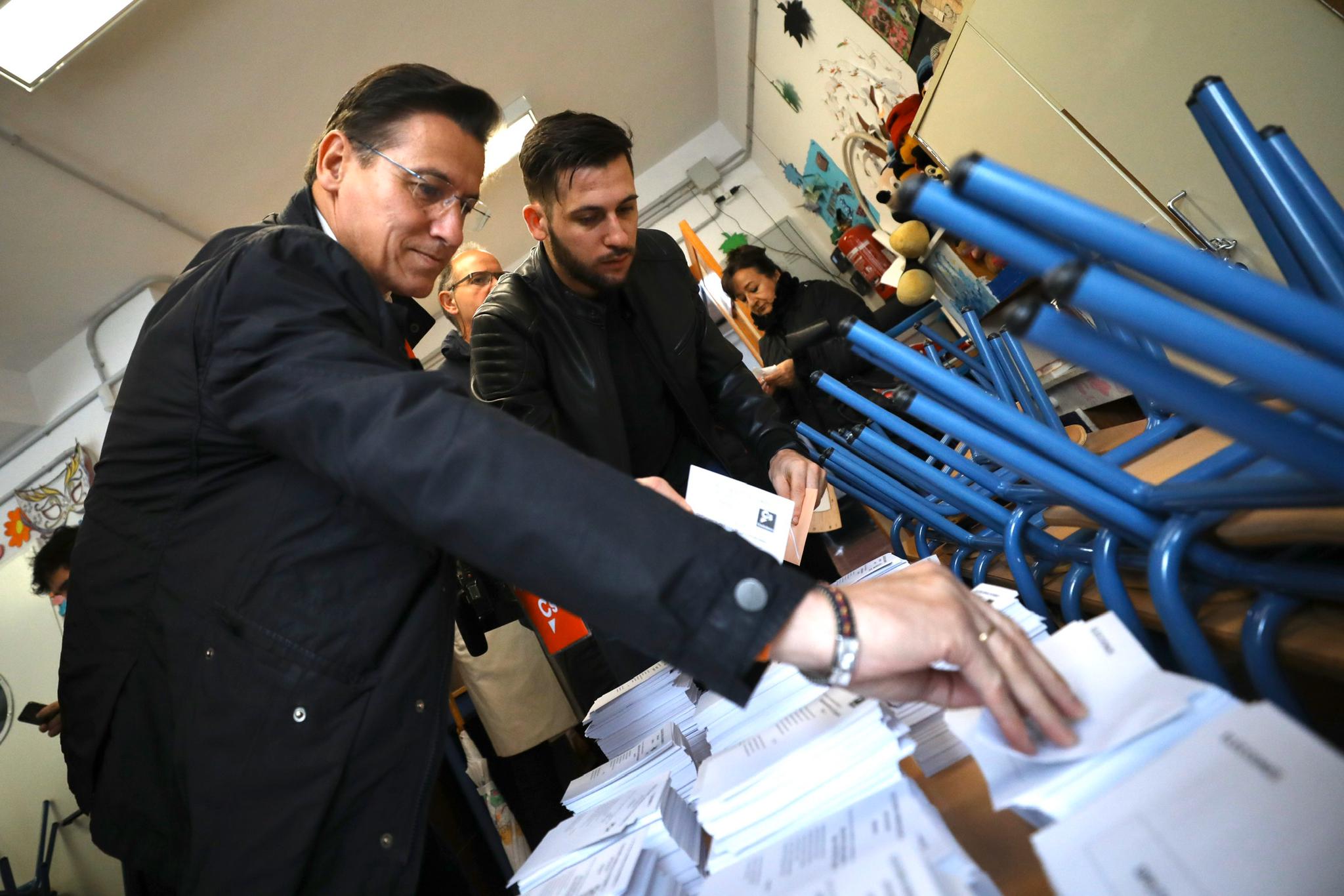 Desde las nueve de la mañana hasta las ocho de la tarde de este domingo, 775.007 granadinos podrán depositar en sus correspondientes mesas electorales -un total de 1.100- las papeletas con su sufragio al Congreso y el Senado