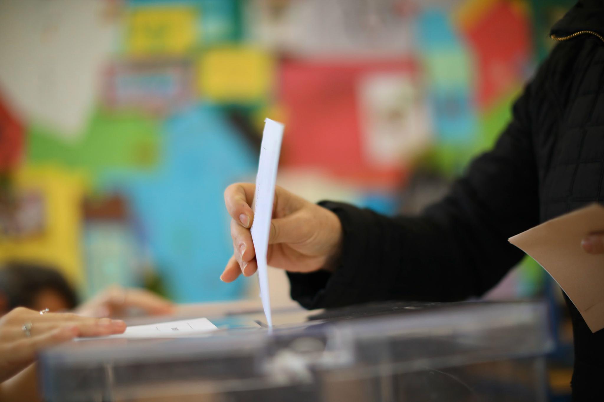 Desde las nueve de la mañana hasta las ocho de la tarde de este domingo, 775.007 granadinos podrán depositar en sus correspondientes mesas electorales -un total de 1.100- las papeletas con su sufragio al Congreso y el Senado