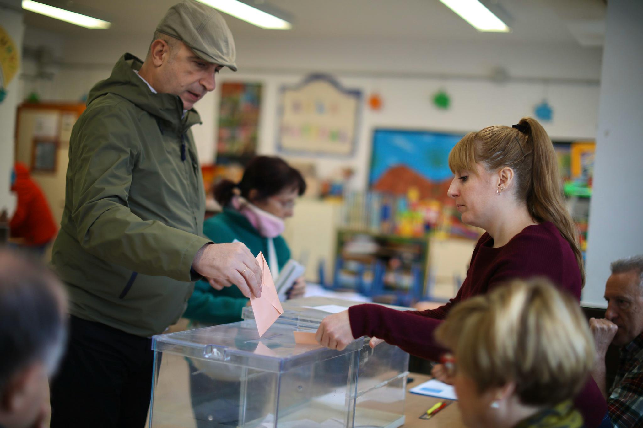 Desde las nueve de la mañana hasta las ocho de la tarde de este domingo, 775.007 granadinos podrán depositar en sus correspondientes mesas electorales -un total de 1.100- las papeletas con su sufragio al Congreso y el Senado