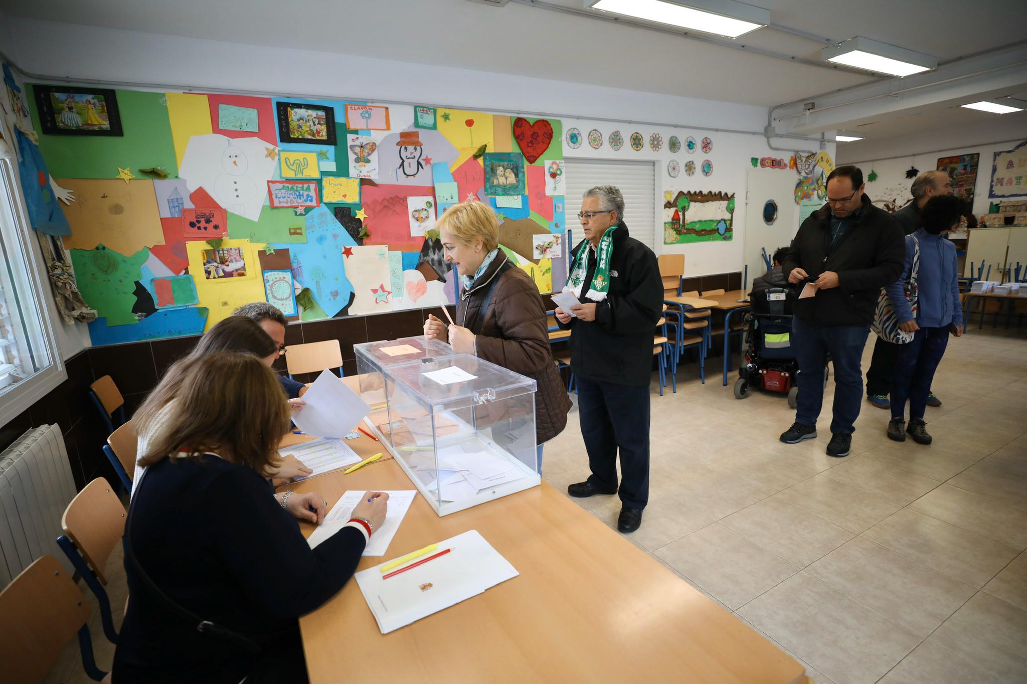 Desde las nueve de la mañana hasta las ocho de la tarde de este domingo, 775.007 granadinos podrán depositar en sus correspondientes mesas electorales -un total de 1.100- las papeletas con su sufragio al Congreso y el Senado