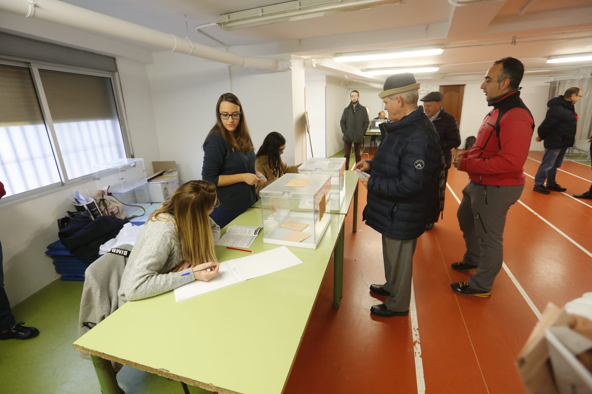 Desde las nueve de la mañana hasta las ocho de la tarde de este domingo, 775.007 granadinos podrán depositar en sus correspondientes mesas electorales -un total de 1.100- las papeletas con su sufragio al Congreso y el Senado