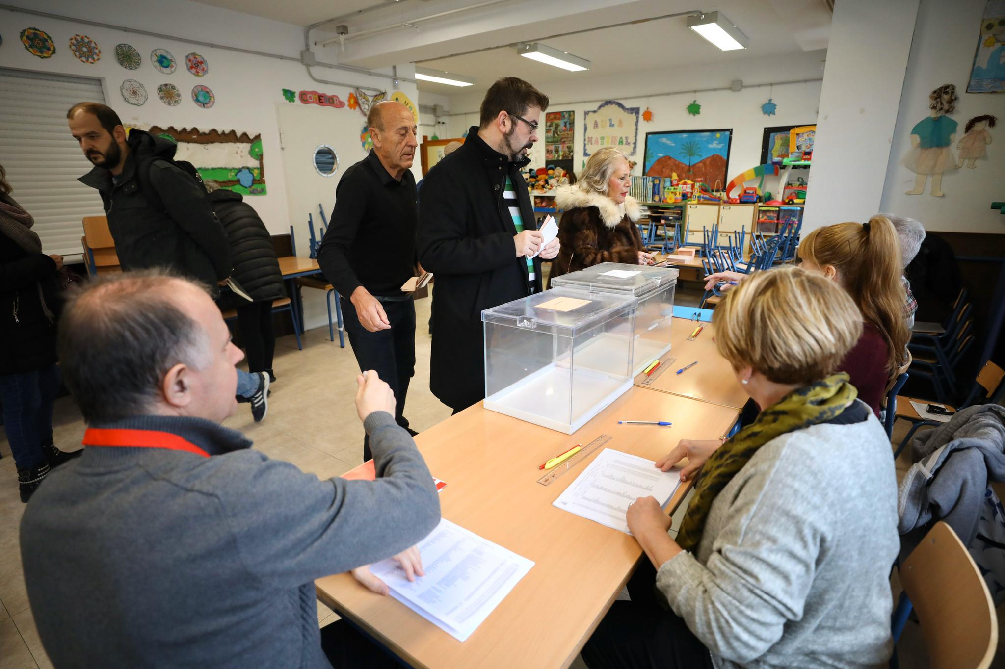 Desde las nueve de la mañana hasta las ocho de la tarde de este domingo, 775.007 granadinos podrán depositar en sus correspondientes mesas electorales -un total de 1.100- las papeletas con su sufragio al Congreso y el Senado