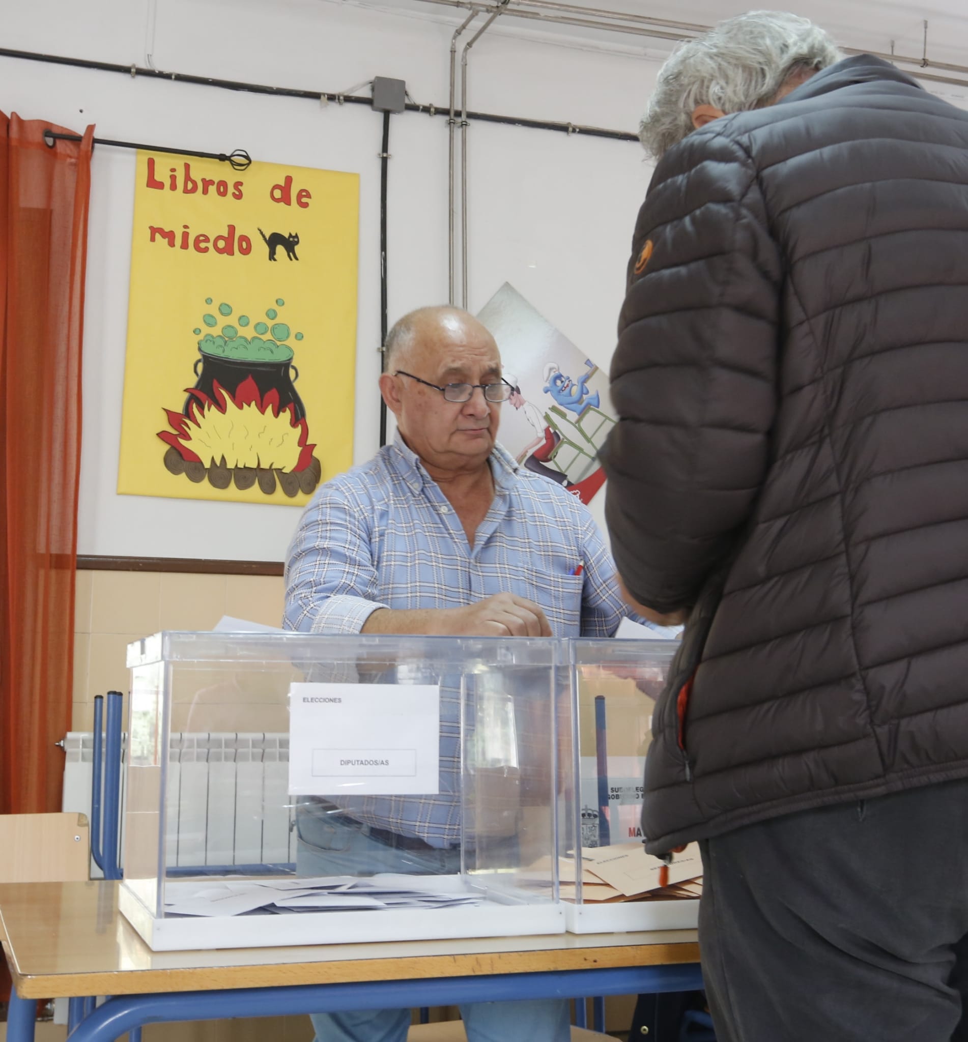 Desde las nueve de la mañana hasta las ocho de la tarde de este domingo, 775.007 granadinos podrán depositar en sus correspondientes mesas electorales -un total de 1.100- las papeletas con su sufragio al Congreso y el Senado