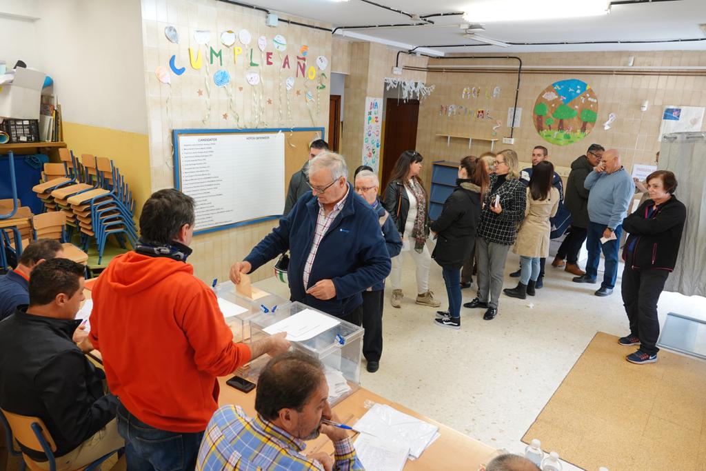 Desde las nueve de la mañana hasta las ocho de la tarde de este domingo, 775.007 granadinos podrán depositar en sus correspondientes mesas electorales -un total de 1.100- las papeletas con su sufragio al Congreso y el Senado