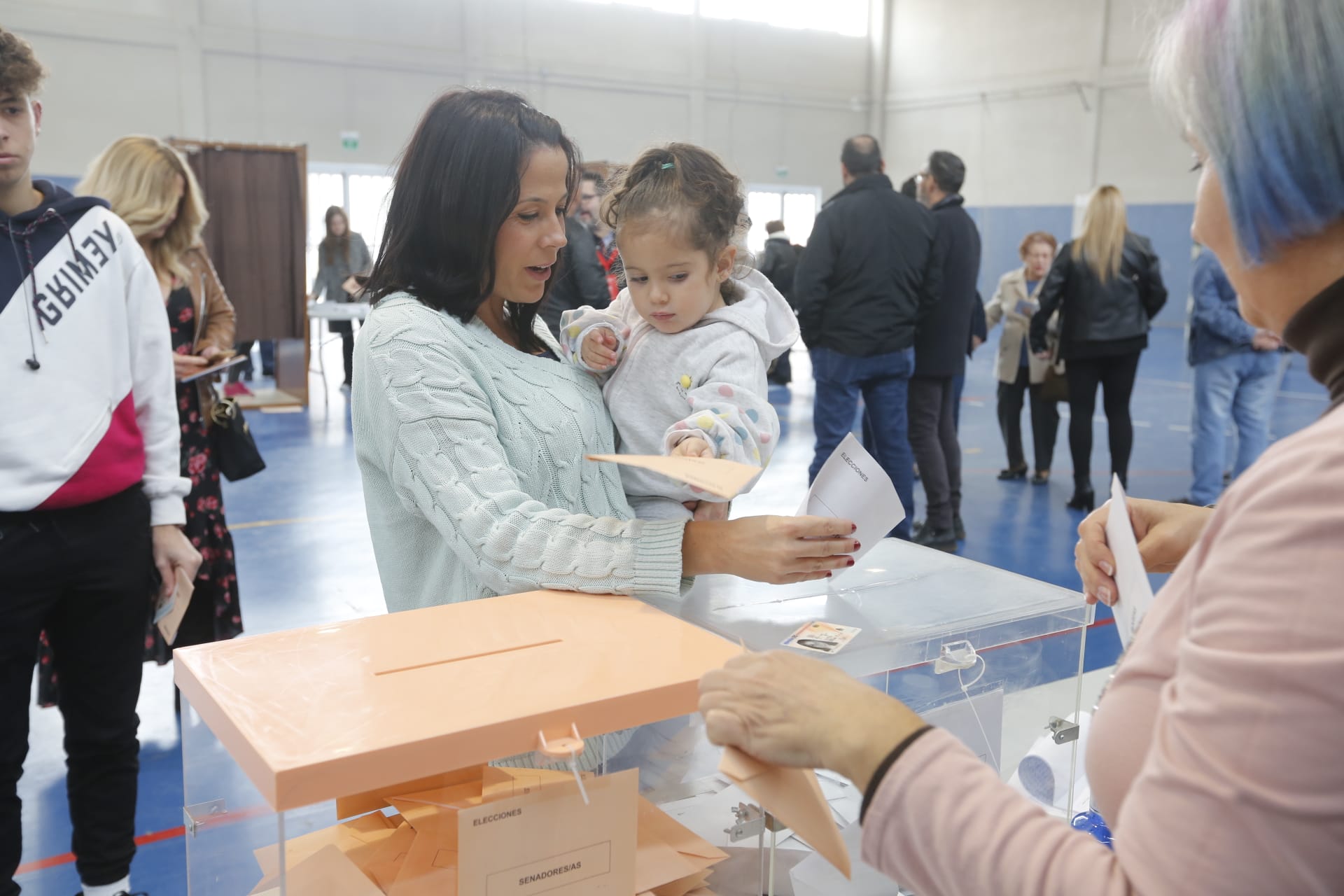 Desde las nueve de la mañana hasta las ocho de la tarde de este domingo, 775.007 granadinos podrán depositar en sus correspondientes mesas electorales -un total de 1.100- las papeletas con su sufragio al Congreso y el Senado